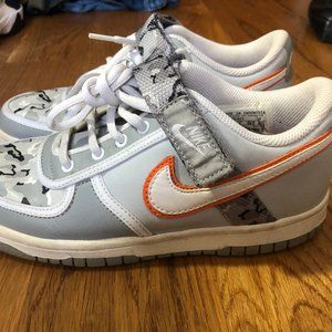 NIKE DUNKS - GRAY W/ ORANGE CHECK - 4.5Y/5.5W